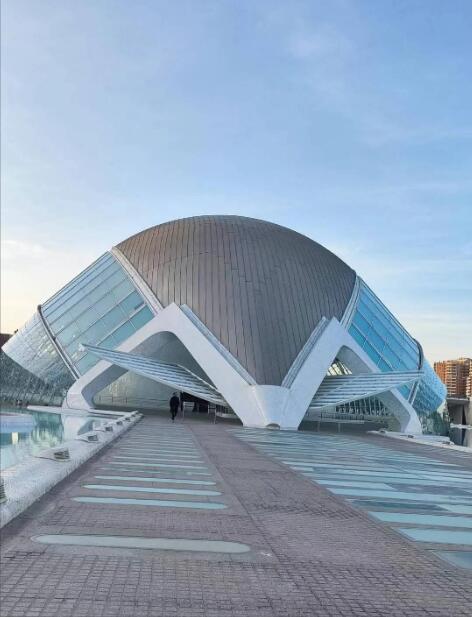 卡拉特拉瓦的星际幻想与人间烟火