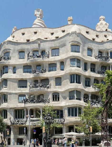 无直角宣言：高迪在巴塞罗那建造的液态建筑