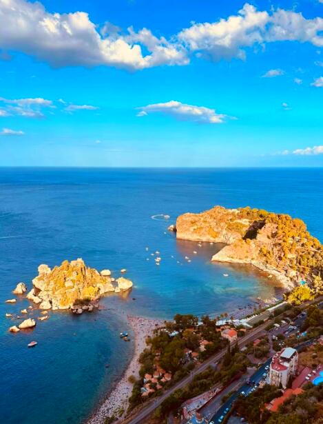 在火山与海之间：陶尔米纳的双重奏鸣曲