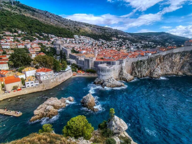 石阶与海浪：一个旅人的古城漫游笔记