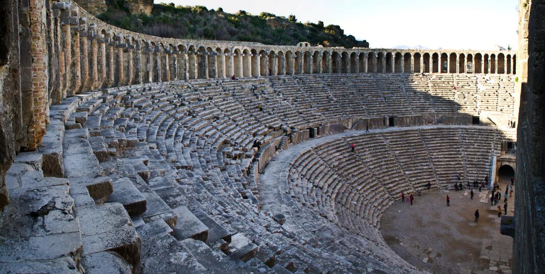 陶尔米纳古剧场的双面诗学