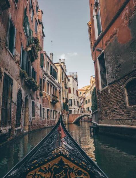 贡多拉的诗学：威尼斯水巷的流动叙事
