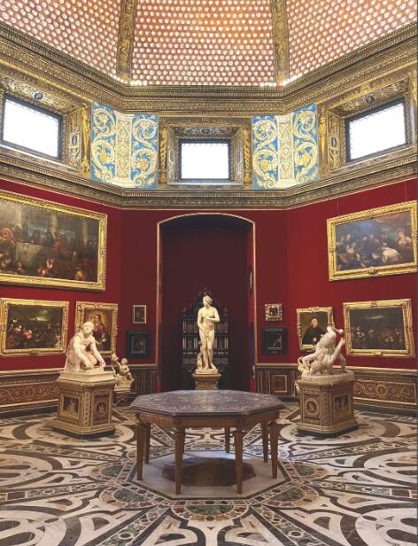 穹顶下的光影迷宫