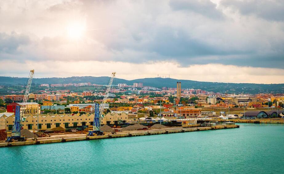 在奇维塔韦基亚，拾取地中海的时光碎片