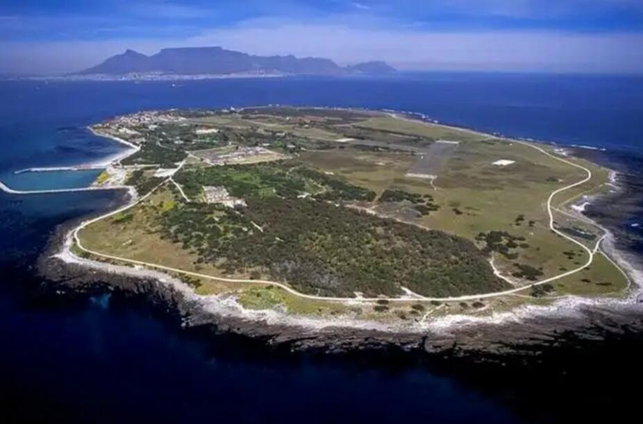 珊瑚废墟上的月光钓竿:瑙鲁的极致反差诗