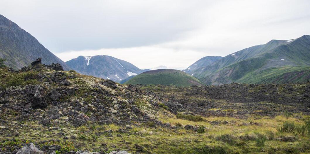 烈焰与冰海:瓦肯火山,毁灭与创造的双面神