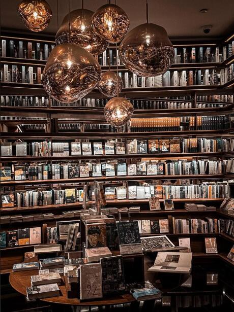 穹顶下的诗篇:雅典人书店,一座剧院的文学转世