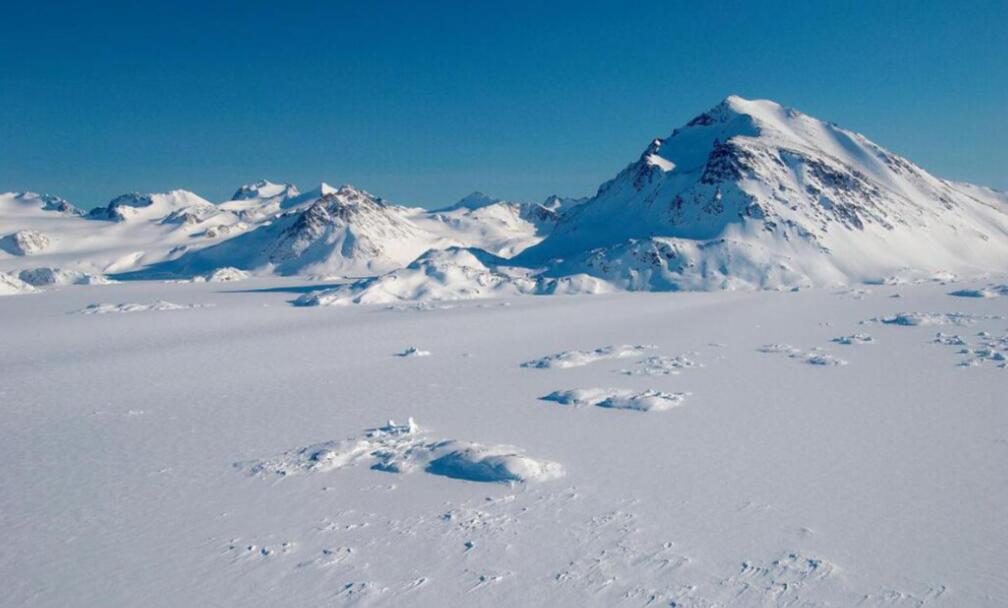 贡比约恩山,北极冰原的黑色方尖碑