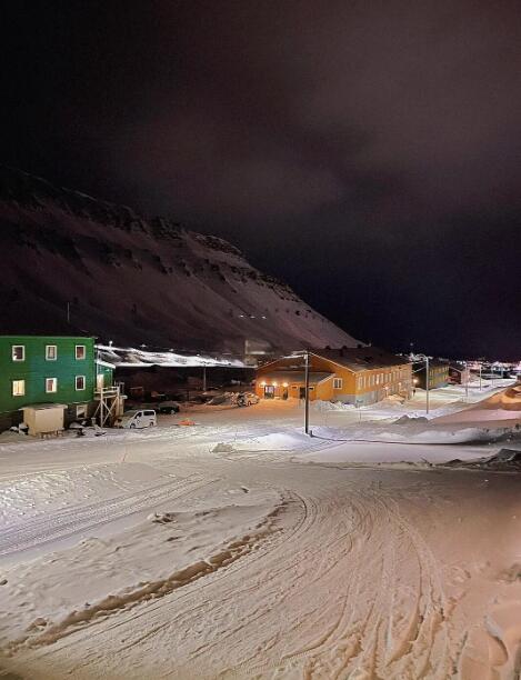 朗伊尔城,黑白世界的鲜红心跳