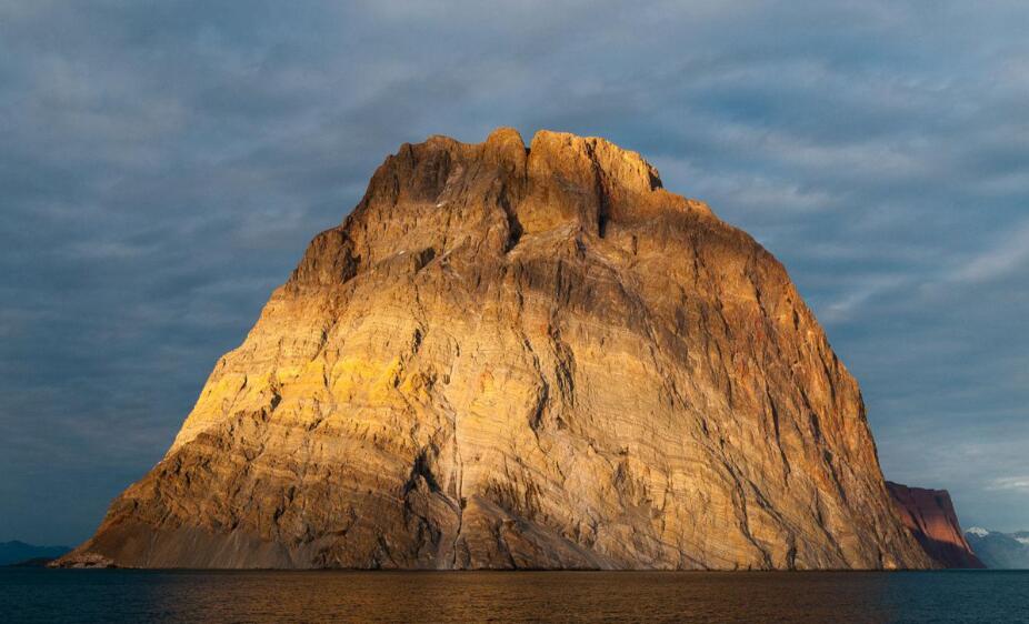 蓝隙幽光:冰川内部折叠的千年星空