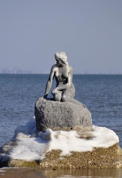 凝视波罗的海:哥本哈根的青铜童话,与一场跨越百年的温柔守望