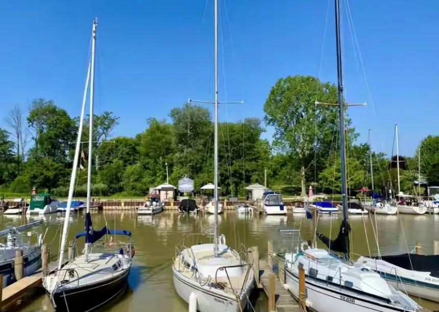 海风掀开的蓝与锈