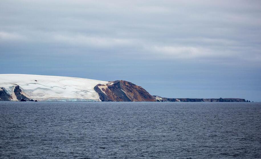 当极昼金光照亮冰缝:一座岛屿的蓝与白交响