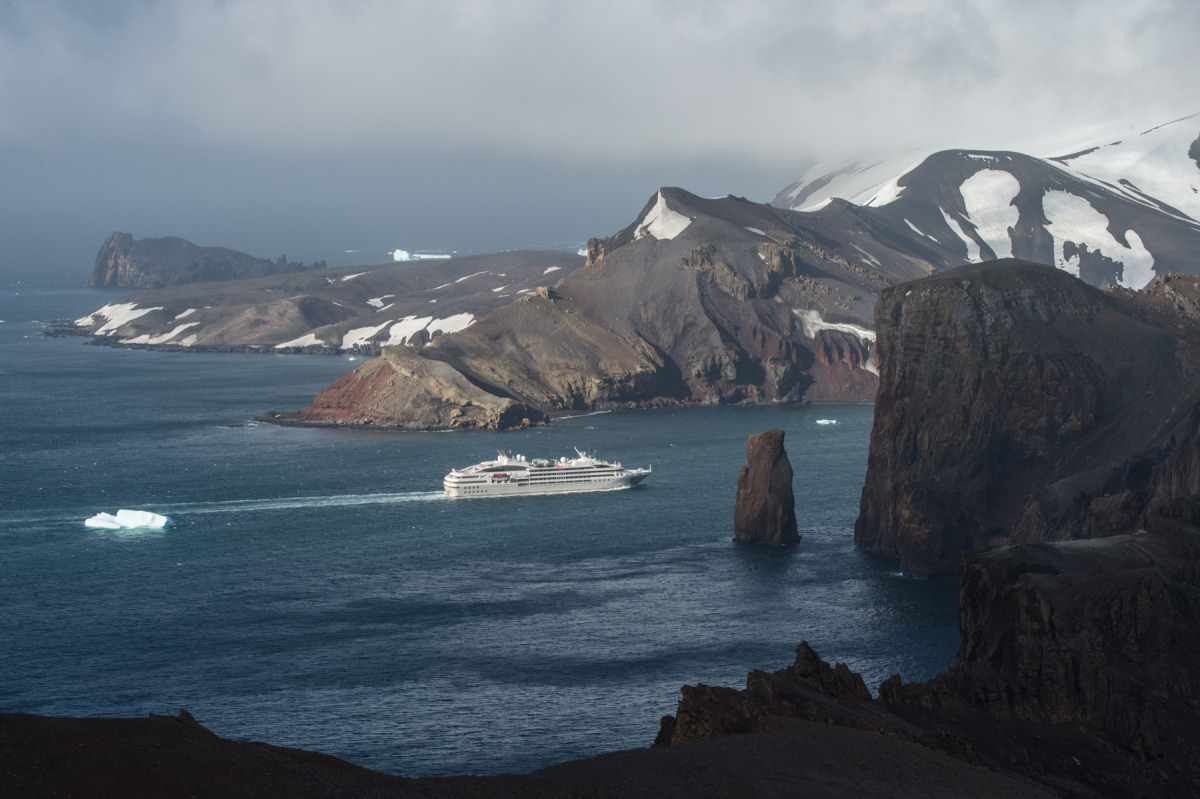 Deception Island - Le Lyrial 星辉号1.jpg Deception Island - Le Lyrial 星辉号1.jpg