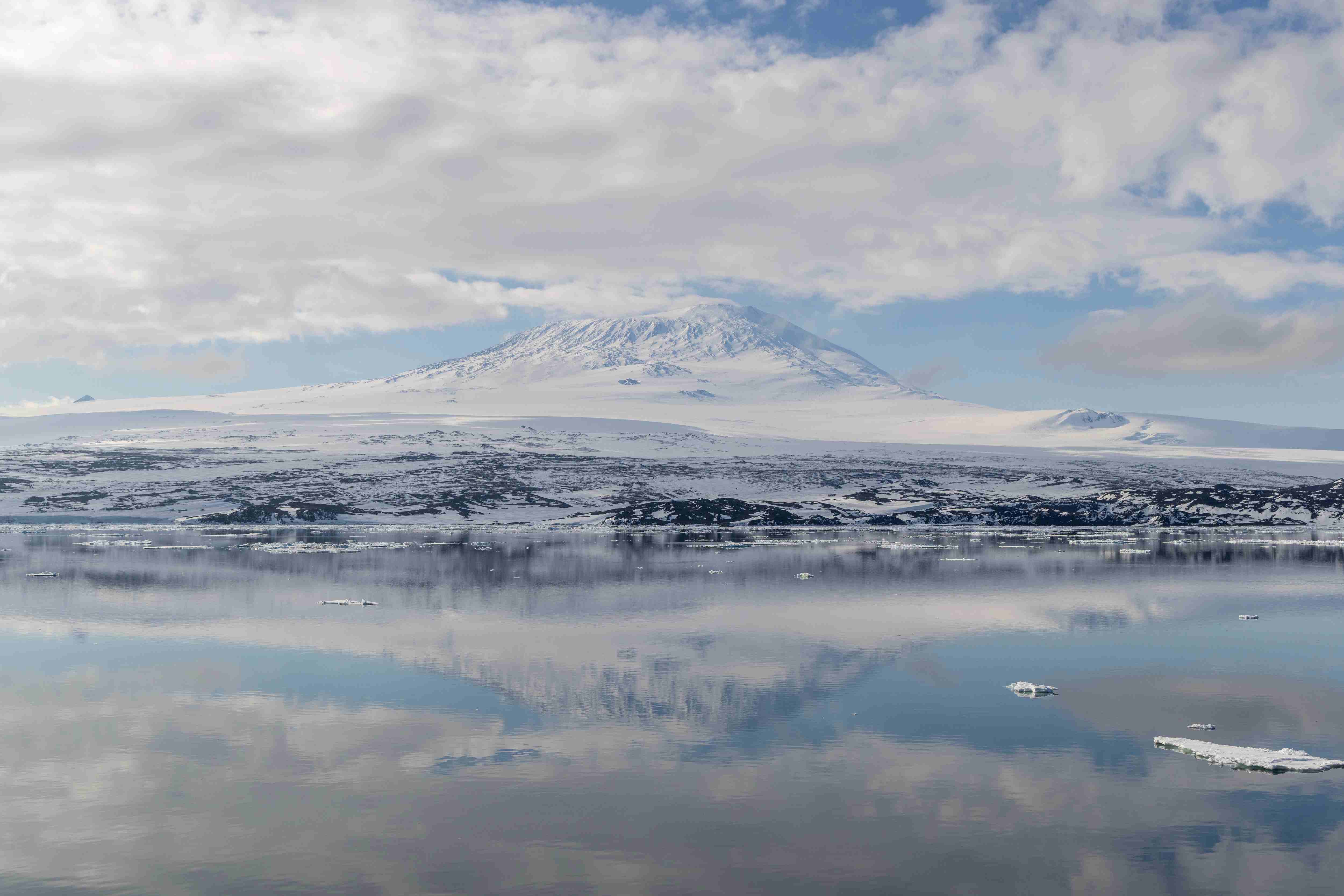 27 _92_CC160123_Antarctica_Ross-Sea_Ross-Island_Mount-Erebus©PONANT-Photo-Ambassador-Sue Flood.jpg 27 _92_CC160123_Antarctica_Ross-Sea_Ross-Island_Mount-Erebus©PONANT-Photo-Ambassador-Sue Flood.jpg