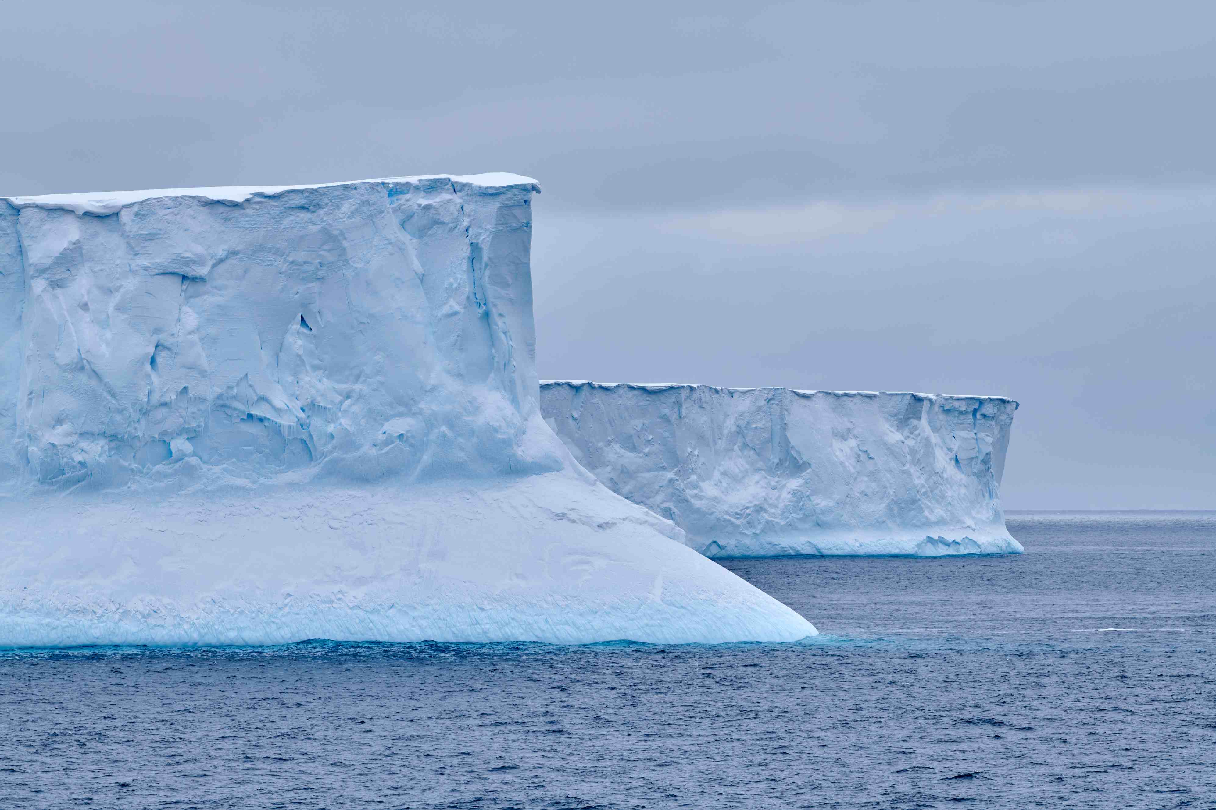 夏古岛:南极洲的孤绝秘境与科学前哨