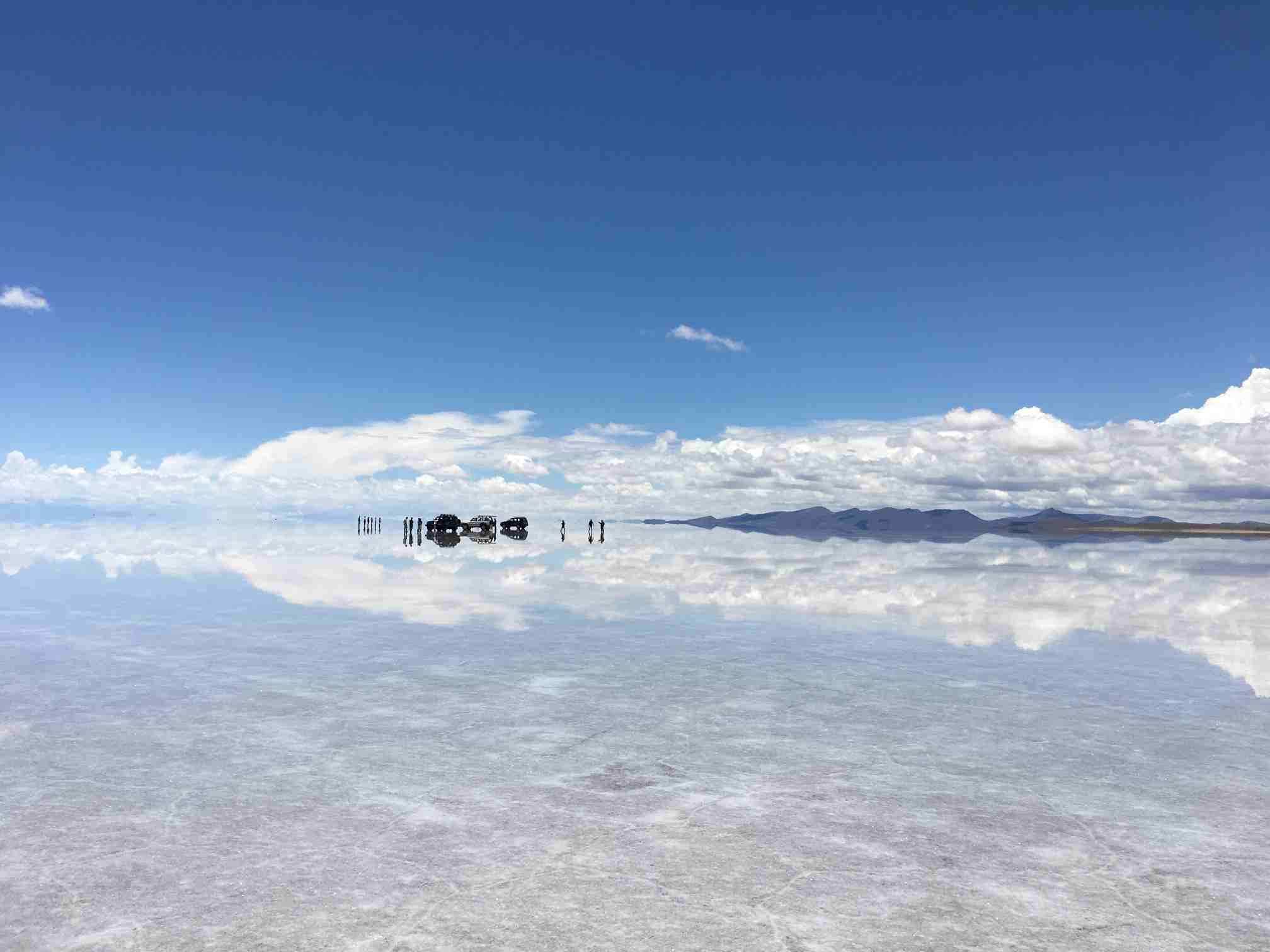 乌尤尼盐湖:玻利维亚高原上的天空之镜与盐之史诗