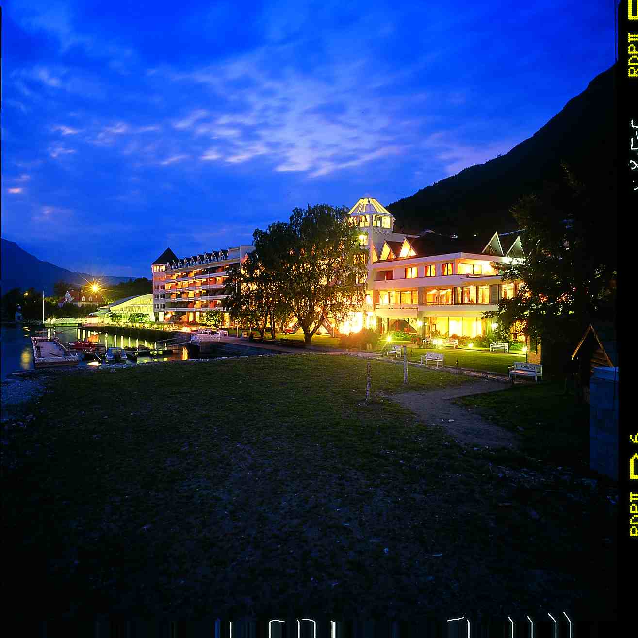 Hotel by night2 - Oystein Klakegg.jpg