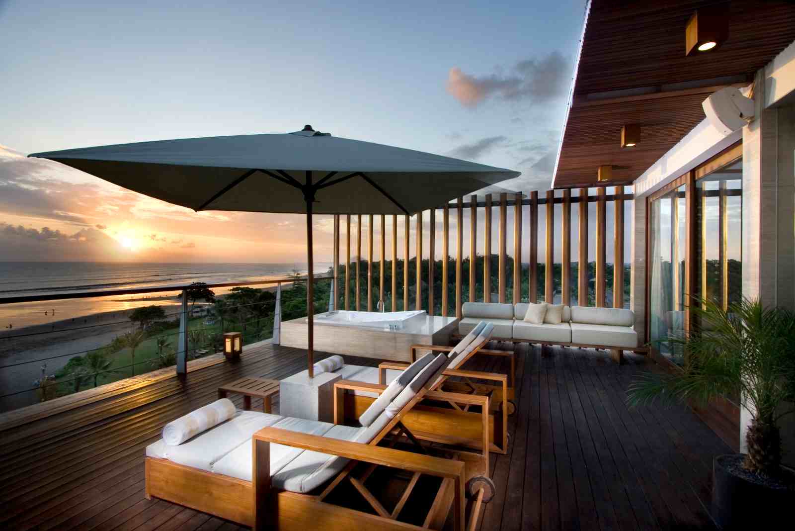 Angle on Penthouse terrace.jpg