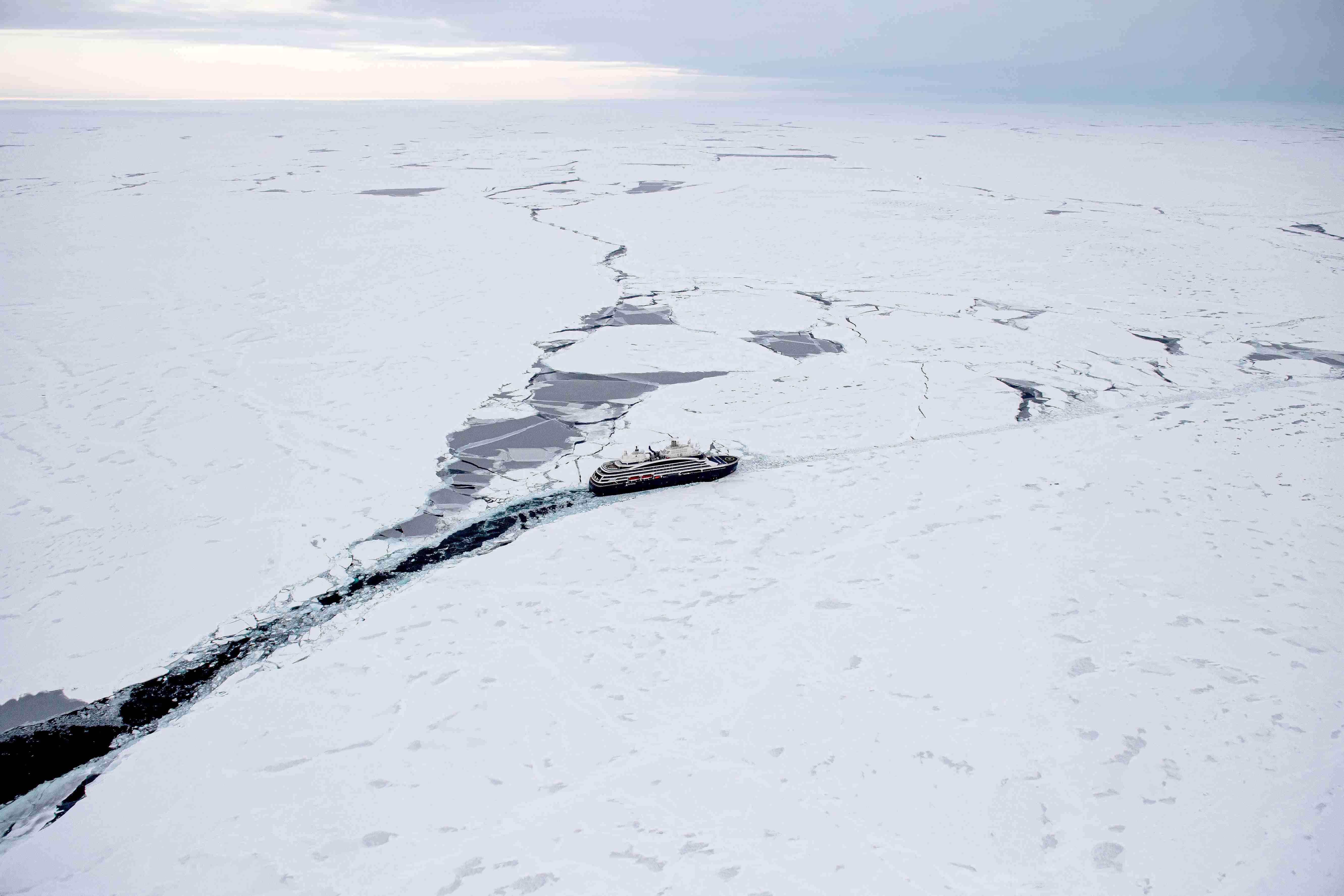 31_SURVOL-SUR-LES-TRACES-DE-NAVIGATION-2_CHARCOT©StudioPONANT-Nath Michel copie.jpg 31_SURVOL-SUR-LES-TRACES-DE-NAVIGATION-2_CHARCOT©StudioPONANT-Nath Michel copie.jpg
