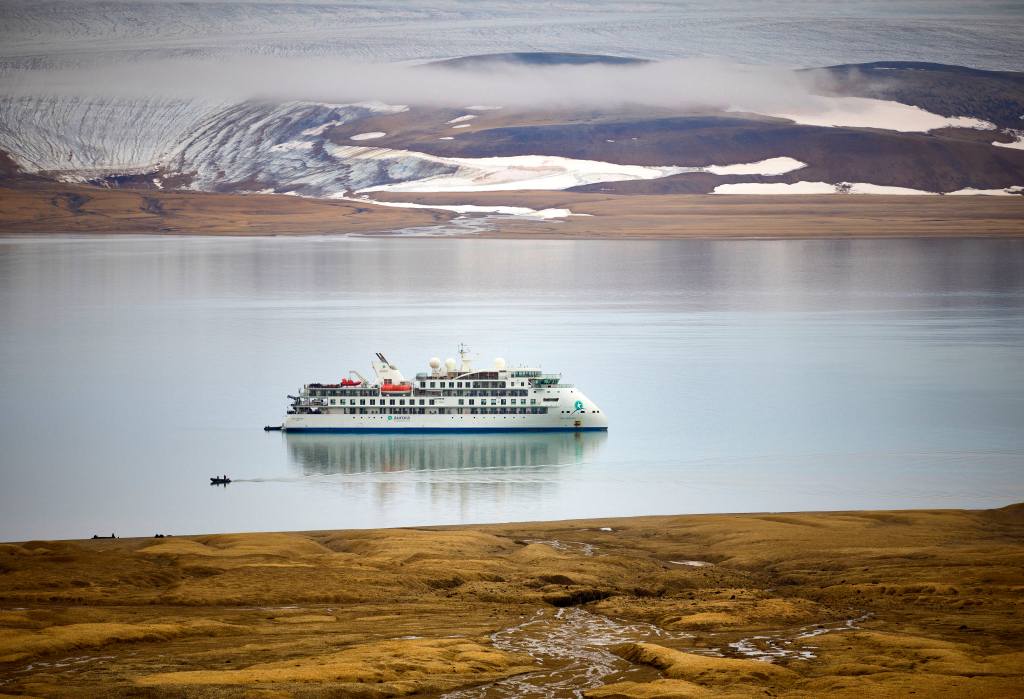 The Greg Mortimer, Palanderbukta, Peter Eastway.jpg The Greg Mortimer, Palanderbukta, Peter Eastway.jpg