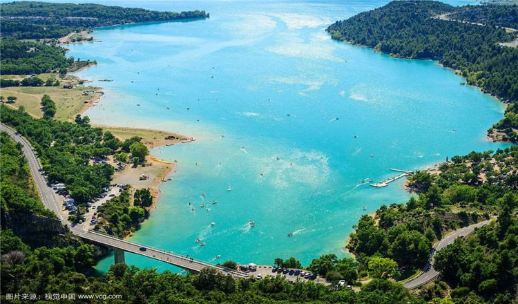 圣十字湖:阿尔卑斯褶皱中的璀璨蓝钻