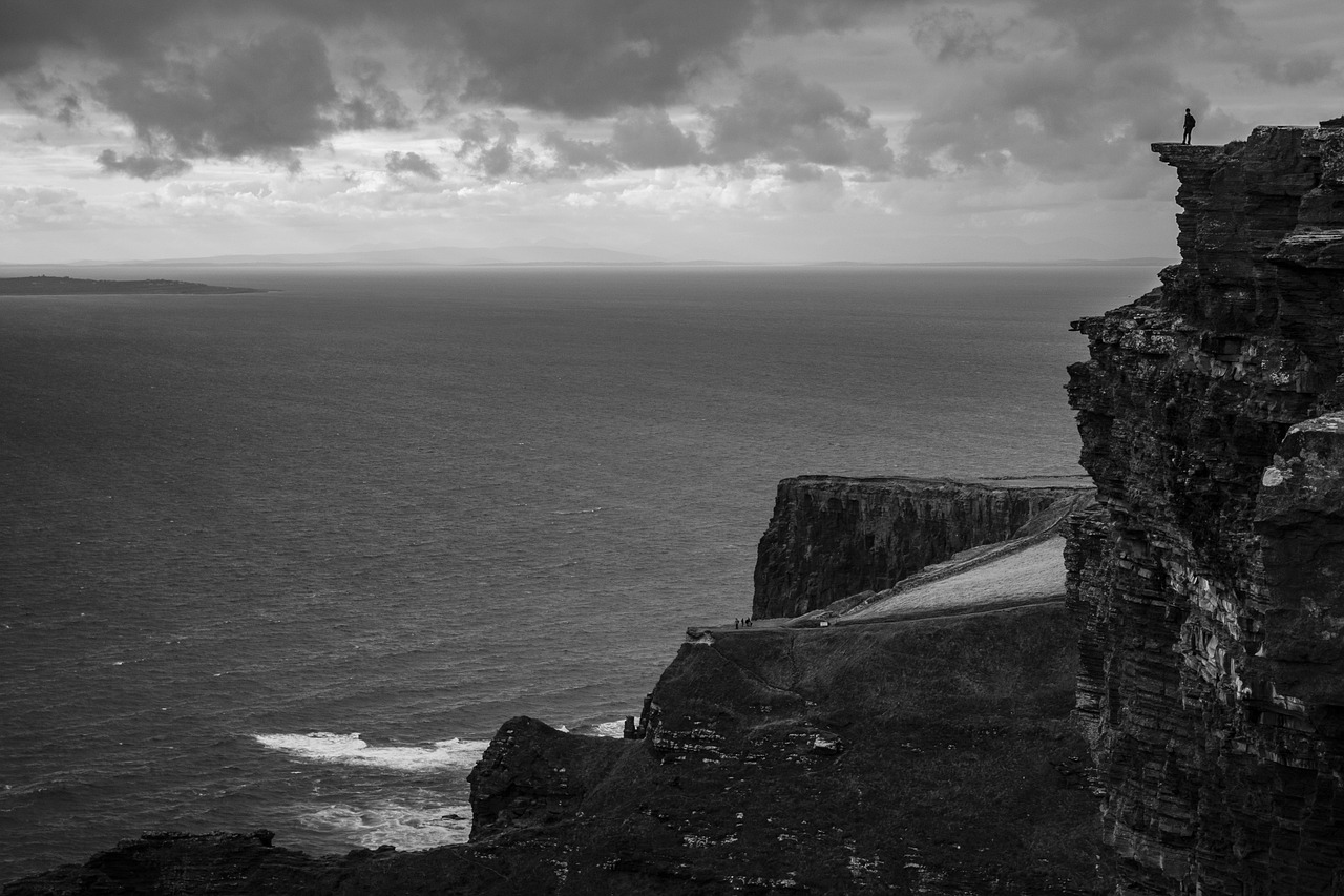cliffs-of-moher-5537024_1280.jpg