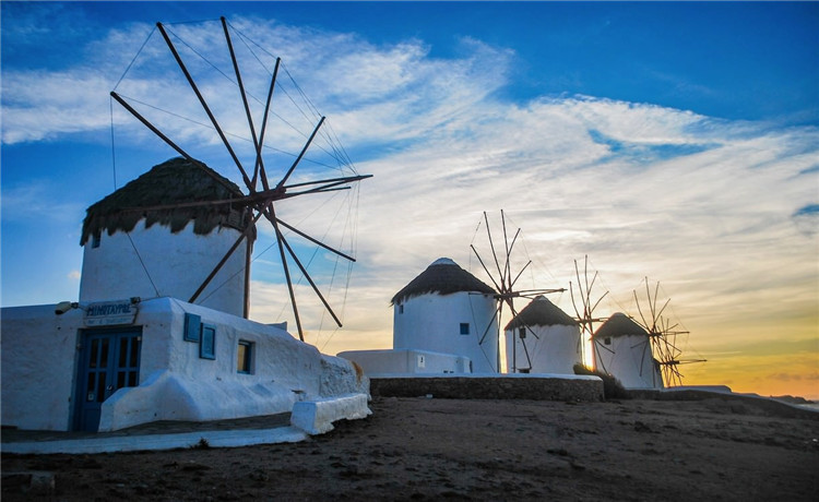 米克诺斯:爱琴海的纯白幻境与永恒诗篇