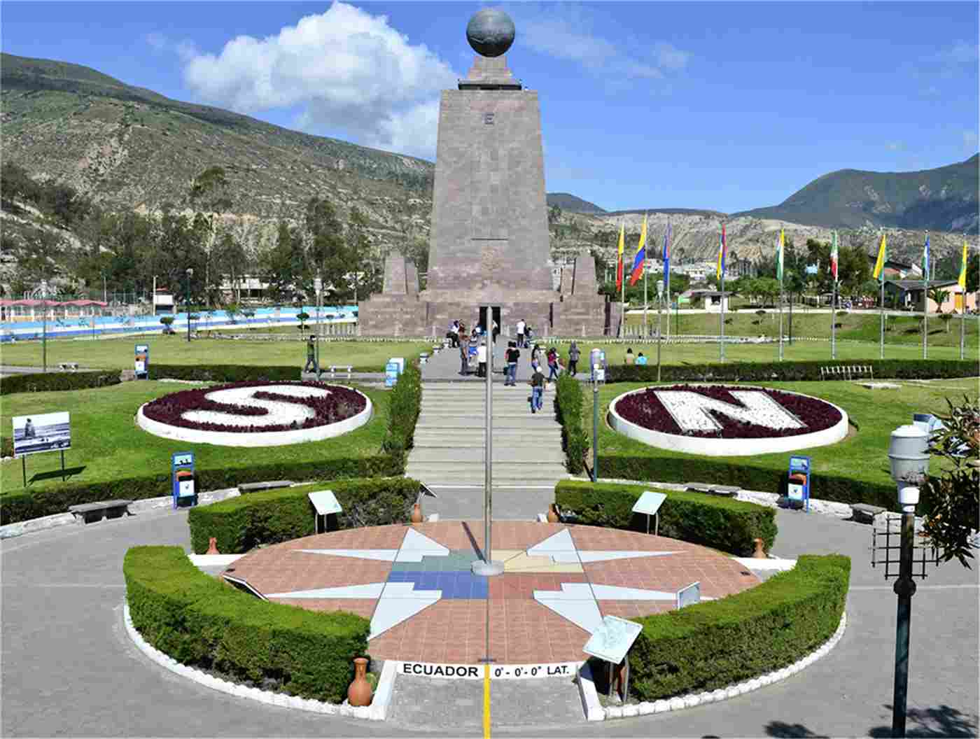 基多:安第斯山巅的时空折叠之城