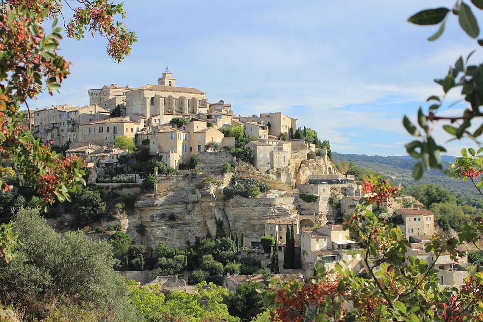 gordes-533375_960_720.jpg