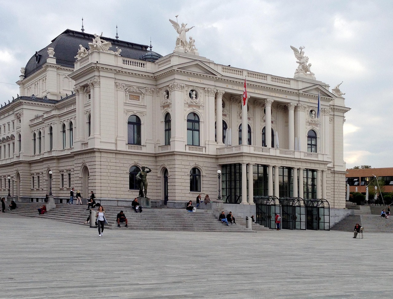 zurich-opera-house-2213766_1280.jpg