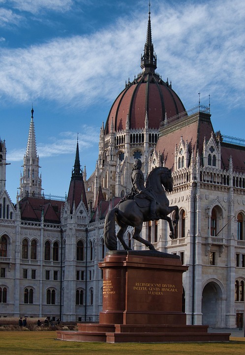 hungarian-parliament-building-6995566_960_720.jpg