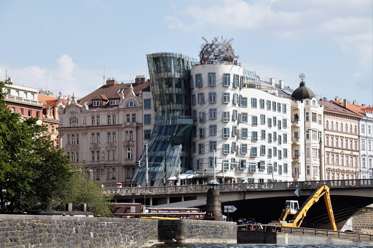 the-dancing-house-4355759_1280.jpg