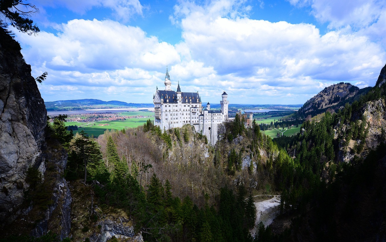 neuschwanstein-5372089_1280.jpg