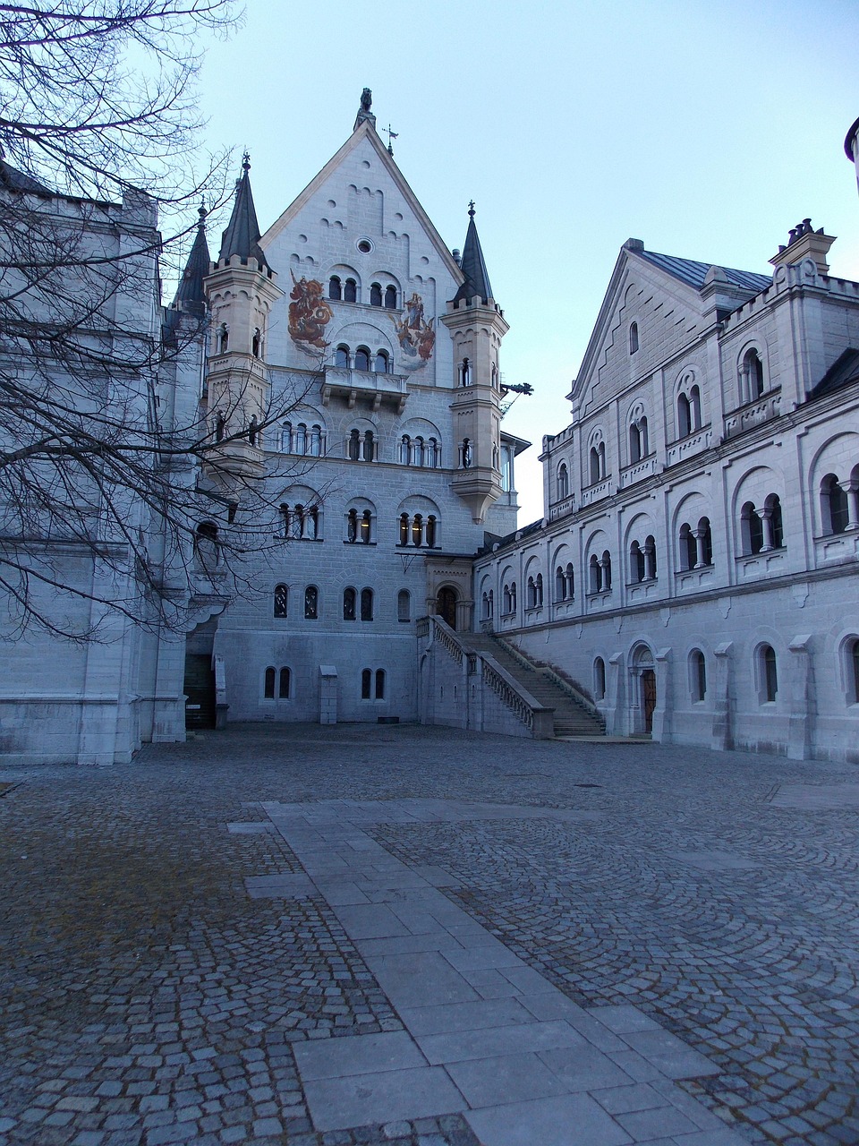 neuschwanstein-castle-2696524_1280.jpg