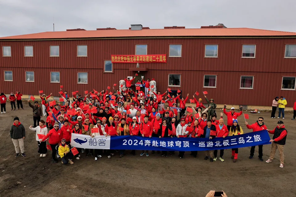 船客2024年奔赴地球穹顶-北极三岛出团合照