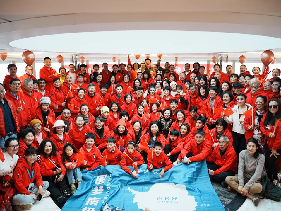 船客2024年南极心旅程春节南极半岛穿圈出团合照