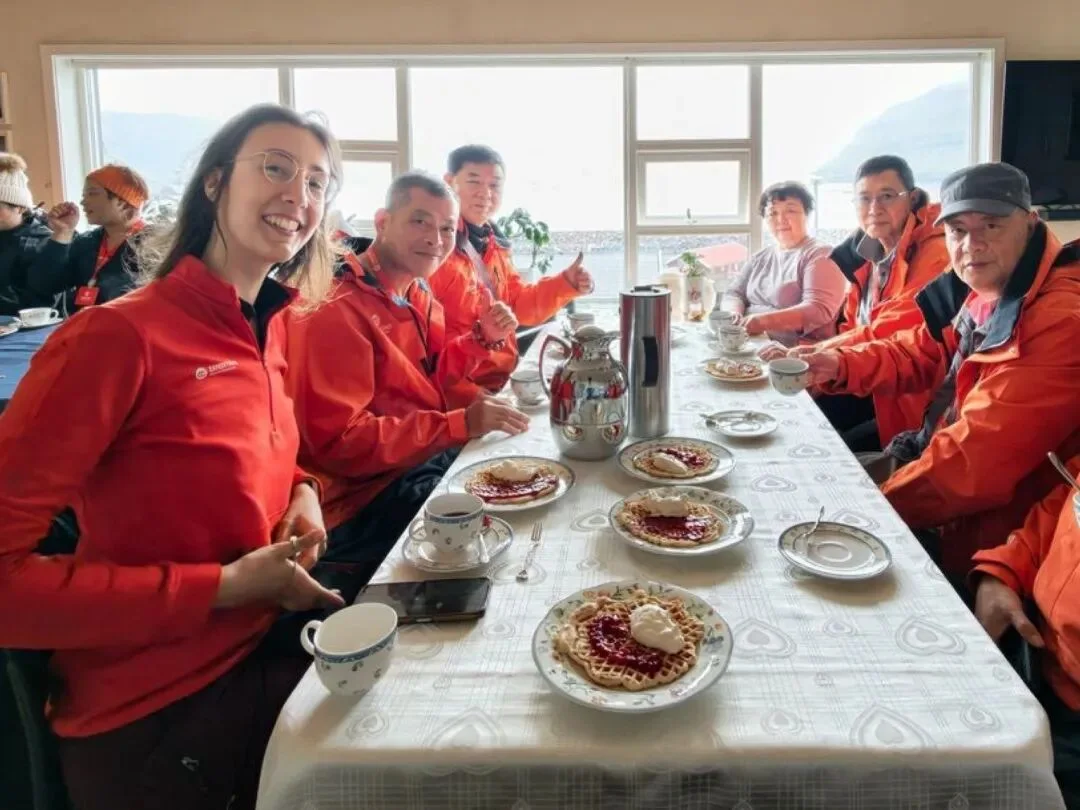 旅人在长桌旁品尝本地食物。