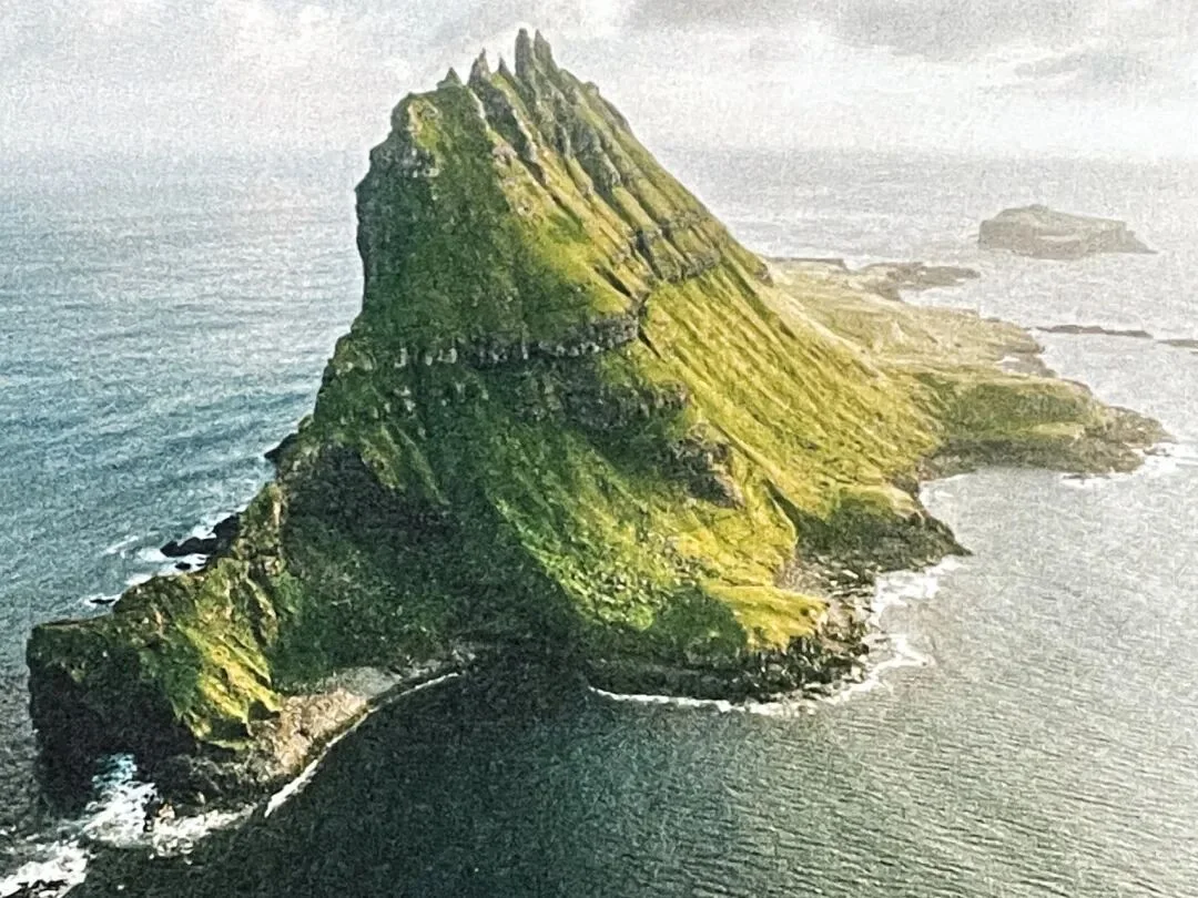 法罗群岛绿色海岬与海湾俯瞰。