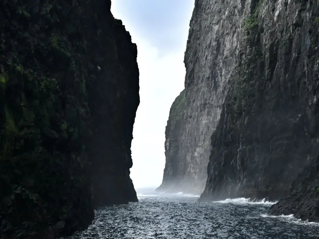 法罗群岛海蚀洞口与海浪。