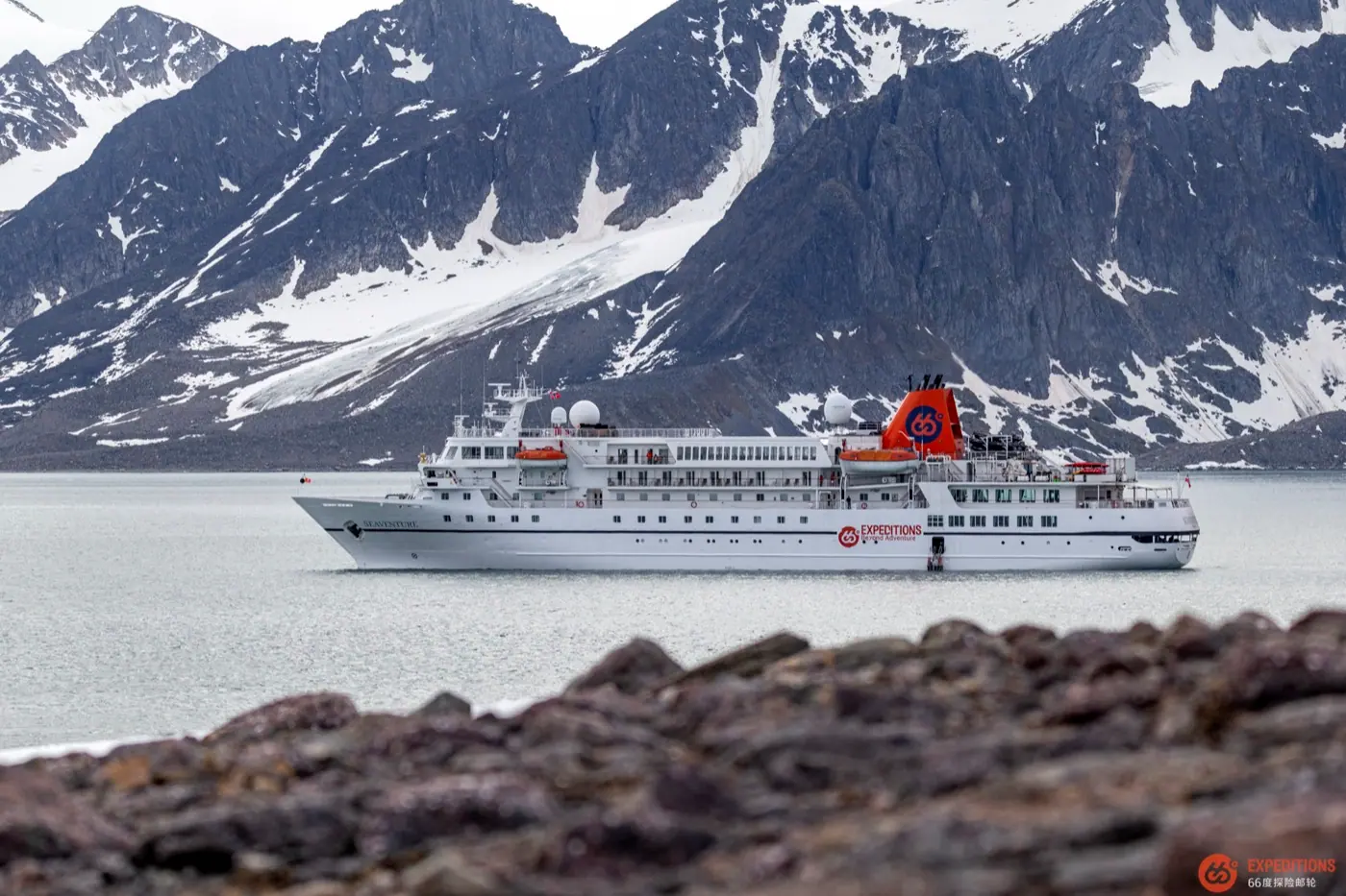 Seaventure 海神号在北极浮冰水域航行