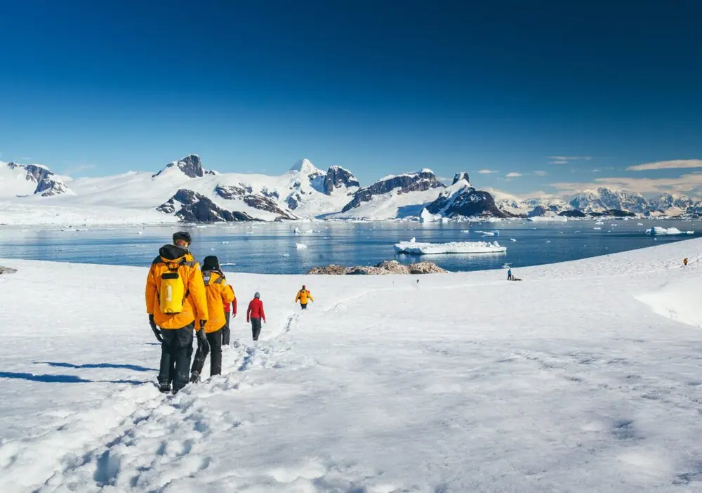 swan-2026-12-19-sh-diana-antarctic-peninsula-odyssey-cruise-2026-12-19 · 冲锋艇巡游与登陆