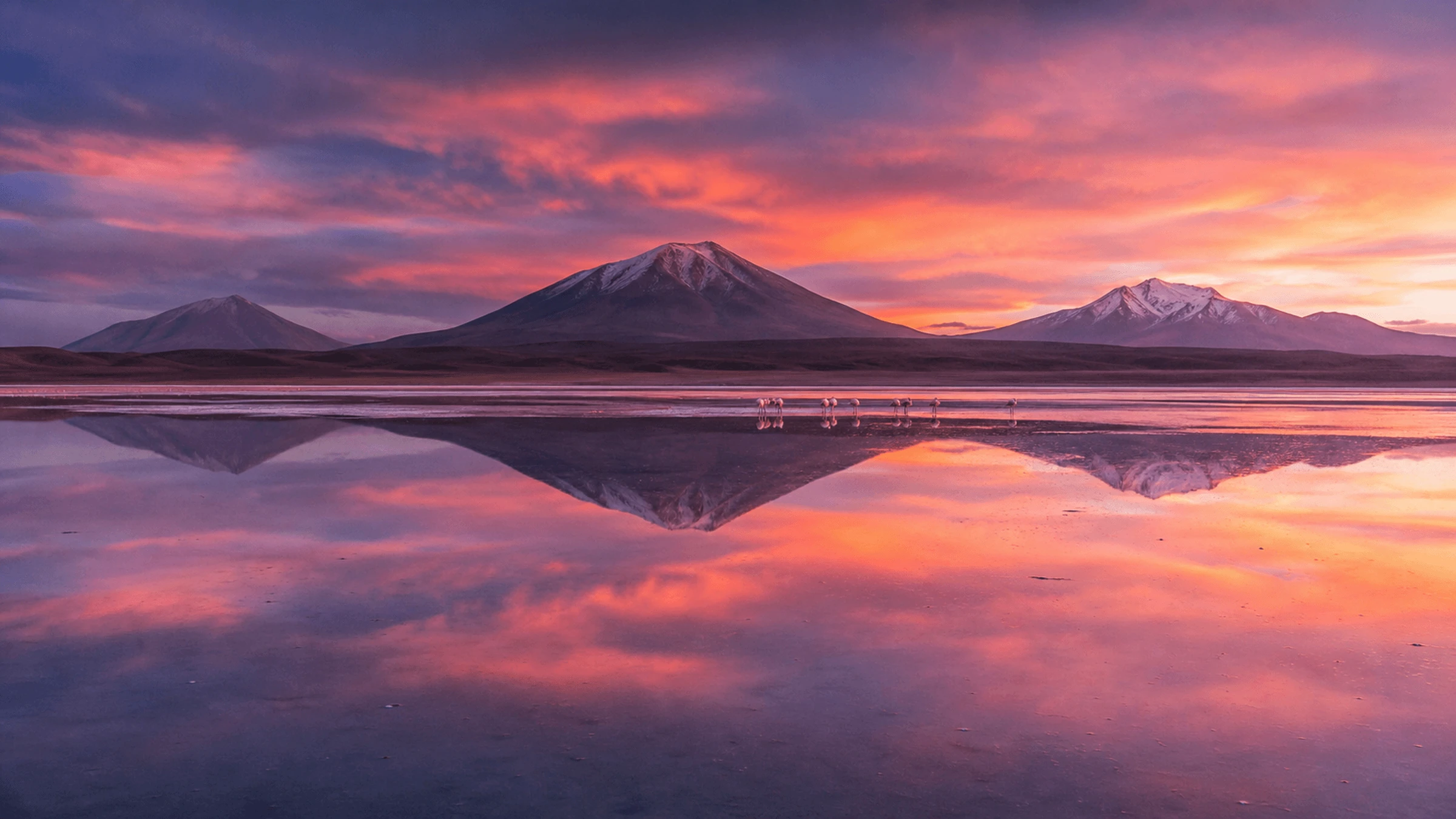 乌尤尼盐湖天空之镜与安第斯火山风景